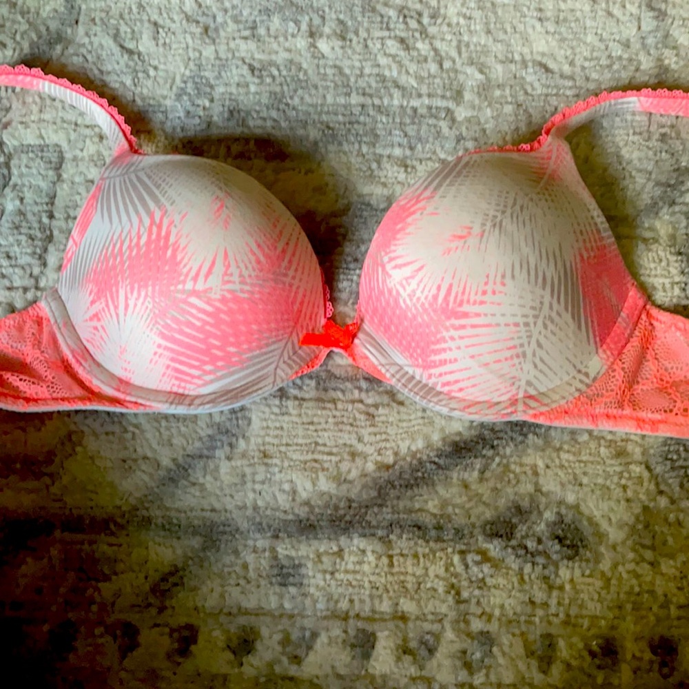 Victoria’s Secret bra 34b